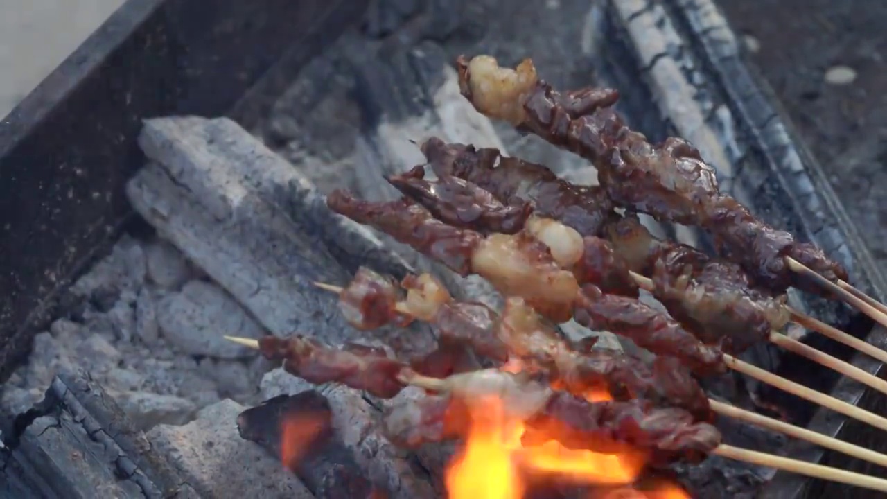 传统明火碳炉烤牛肉串视频素材