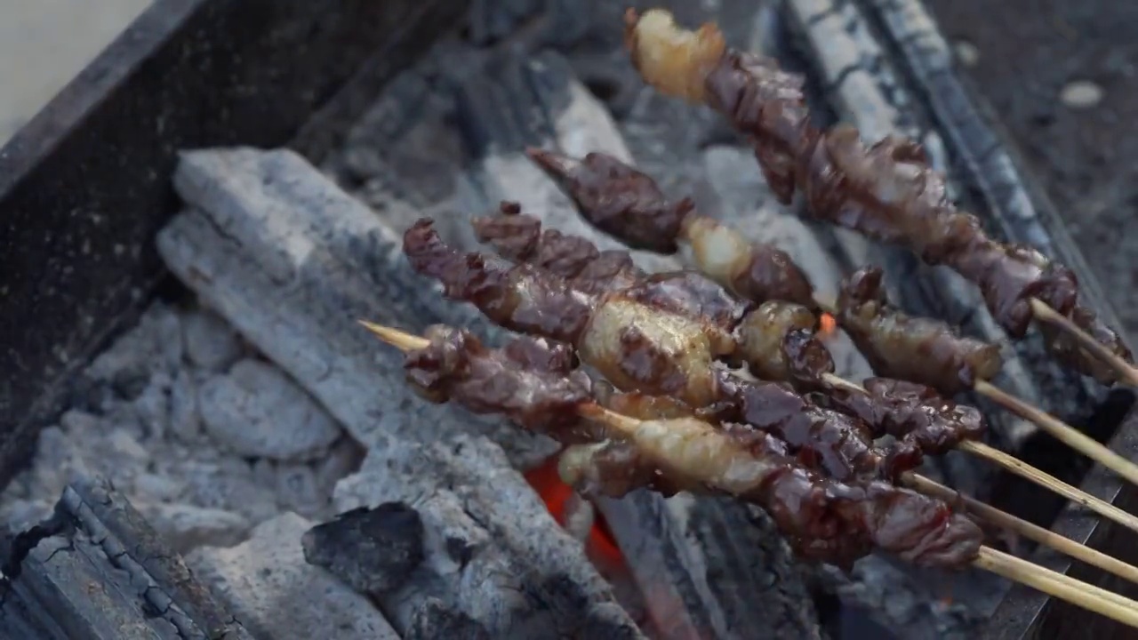 传统明火碳炉烤牛肉串视频素材