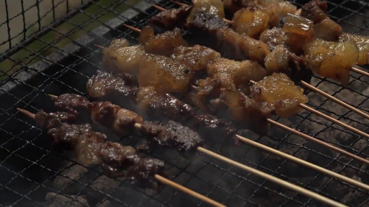 传统明火碳炉烤牛肉串视频素材