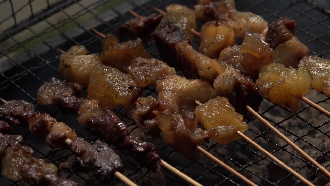 传统明火碳炉烤牛肉串视频素材