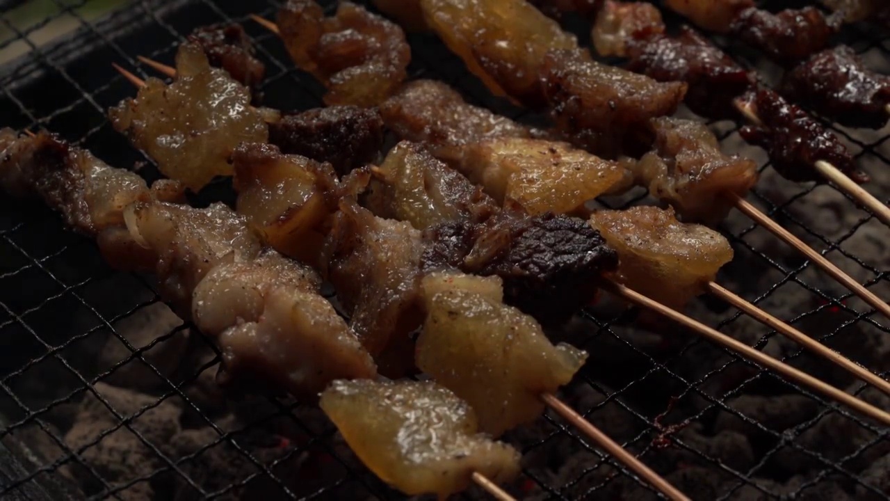 传统明火碳炉烤牛肉串视频素材