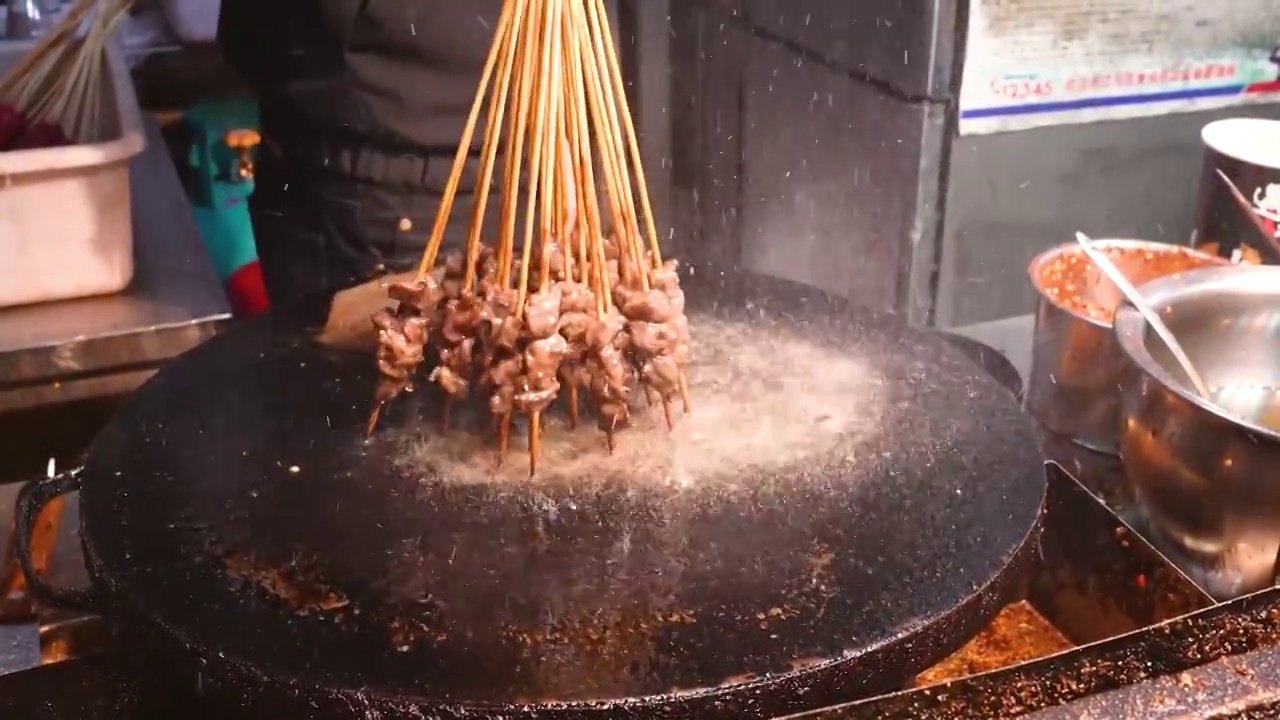 城市街头美食烧烤羊肉小串视频素材