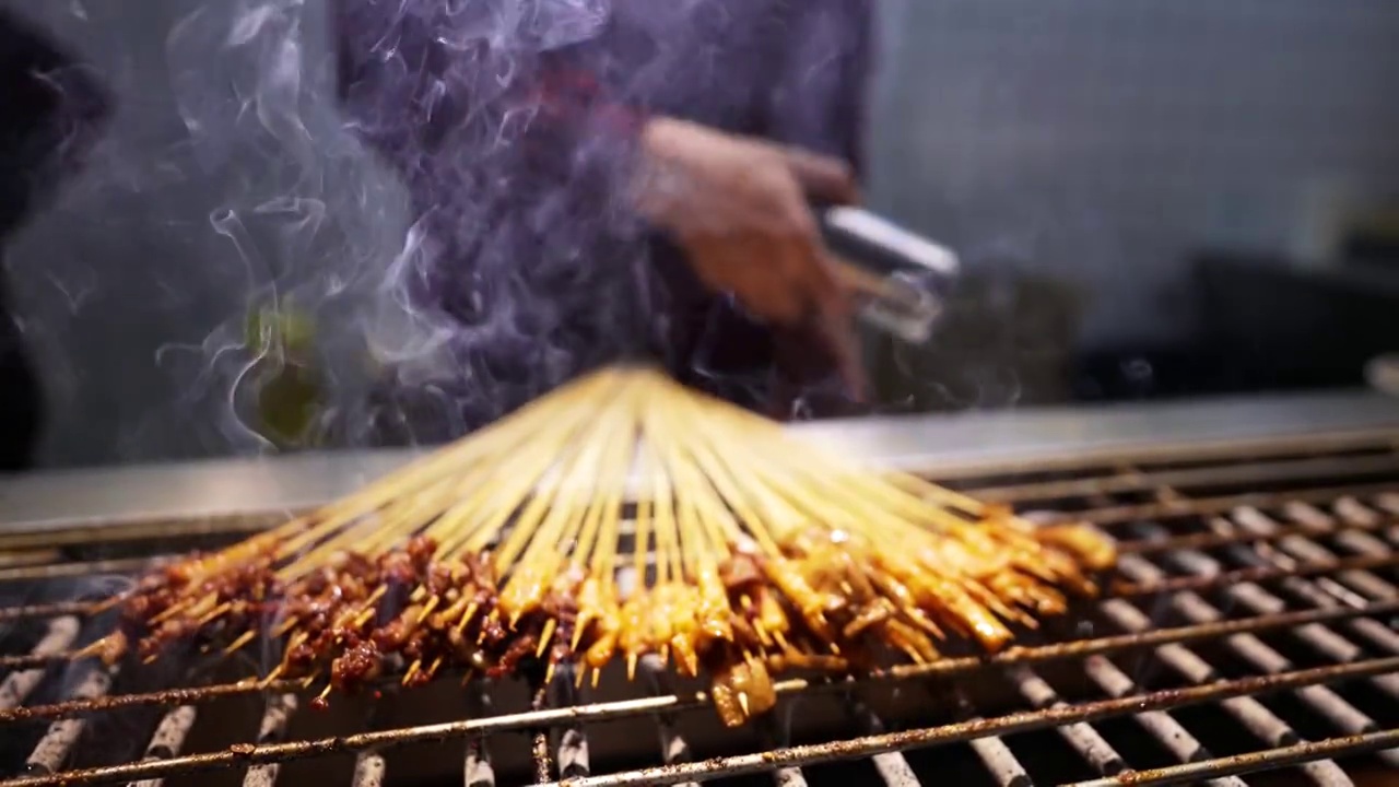 城市街头美食烧烤羊肉串视频素材