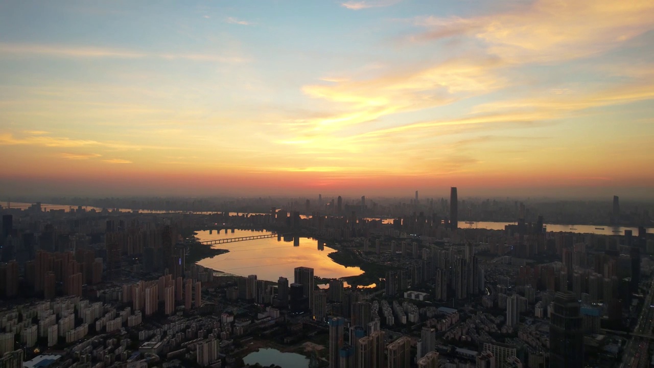 航拍武汉沙湖夕阳晚霞落日天空视频素材