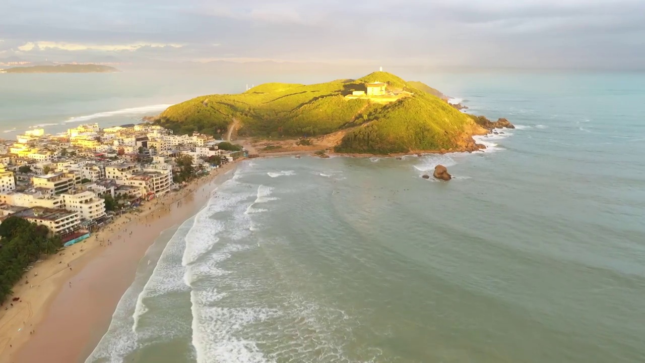 三亚皇后湾的夕阳，海滩，美丽夕阳，后海村，三亚，海边风景视频素材