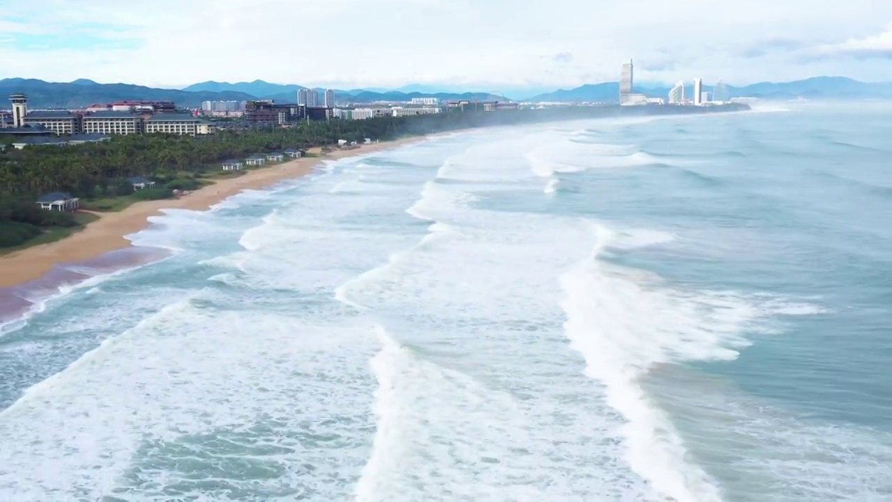 海滩，后海村，三亚，海边风景，海浪，美丽海岸线视频素材