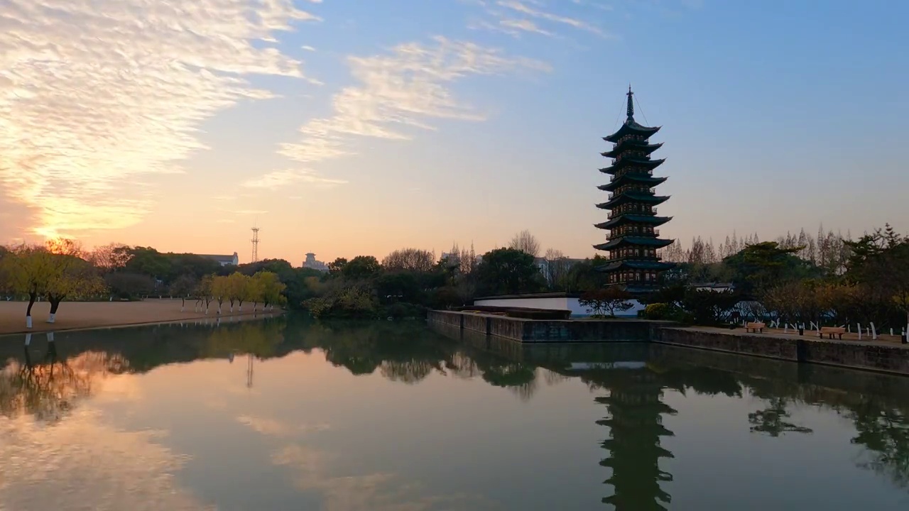 上海松江方塔园日落晚霞时的古园林建筑景观视频素材