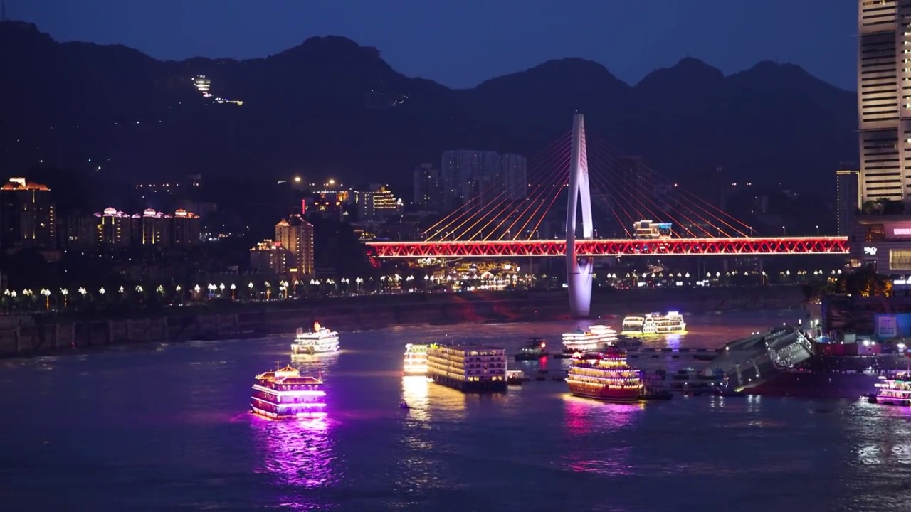 重庆：东水门长江大桥的夜景和长江里的游船风光视频素材