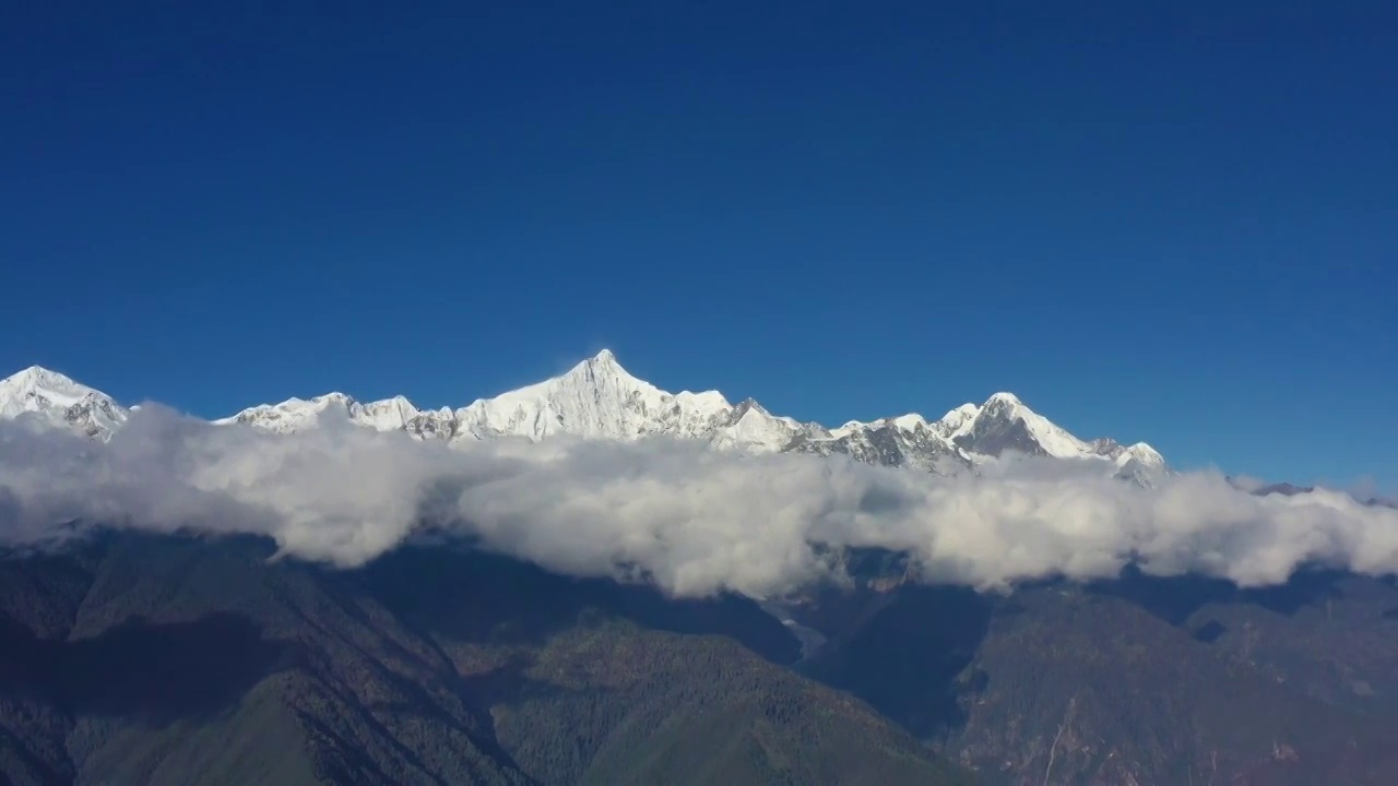 中国云南迪庆藏族自治州德钦县梅里雪山航拍视频素材