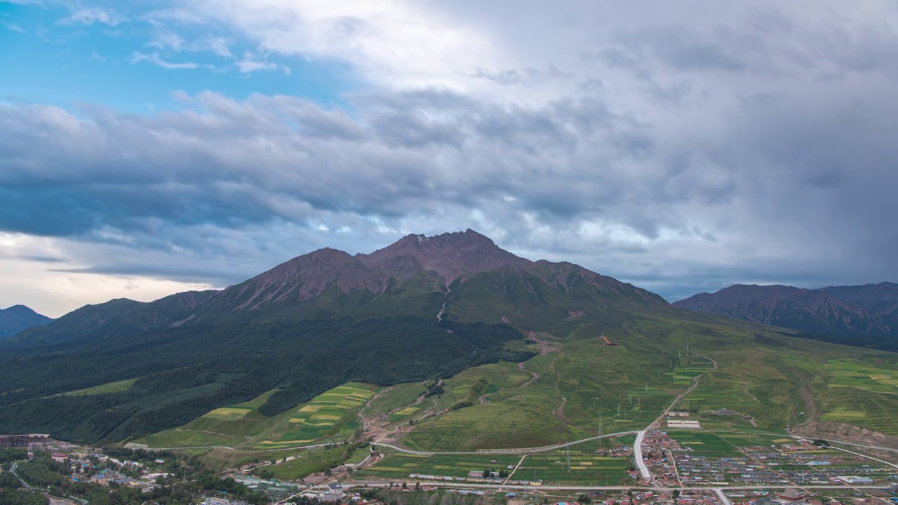 中国青海海北祁连县卓尔山风景区夏日流云美景视频素材