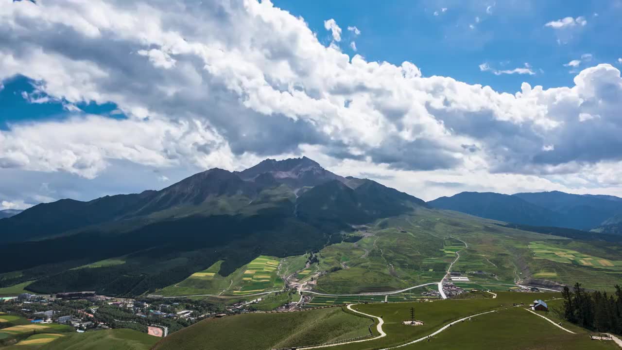 中国青海海北祁连县卓尔山风景区夏日流云美景视频素材