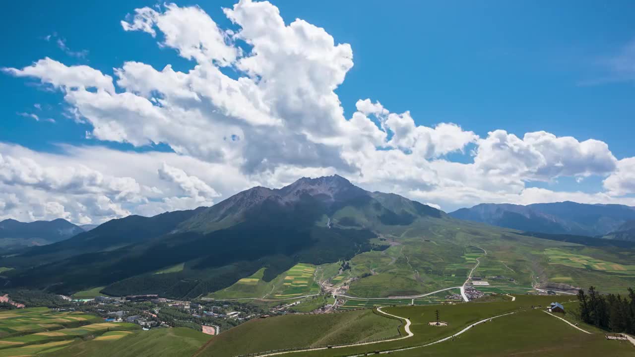 中国青海海北祁连县卓尔山风景区夏日流云美景视频下载