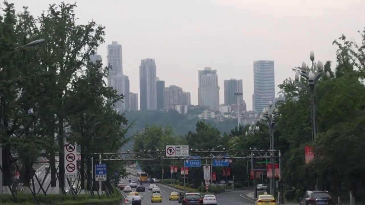 交通驾驶：重庆南岸区去向不同方向的道路指示牌视频素材