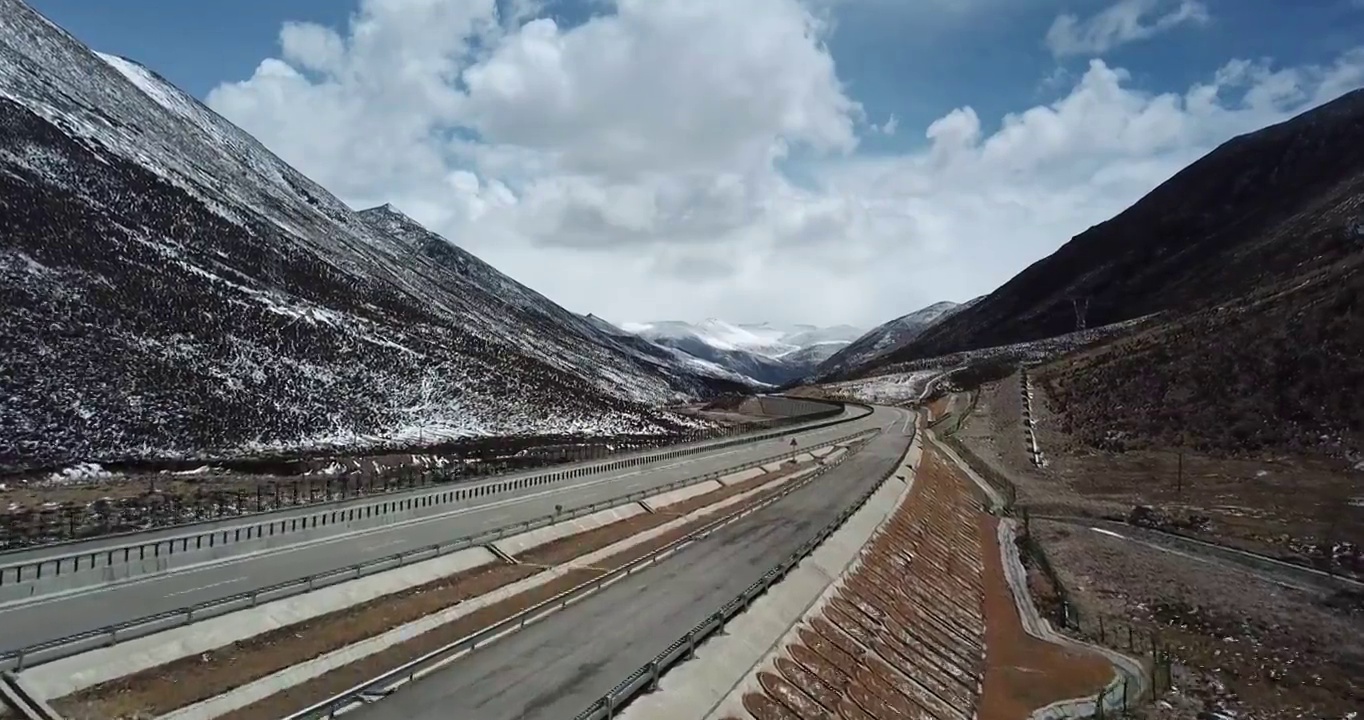 西藏高原米拉山垭口的国道318和林拉高速视频素材