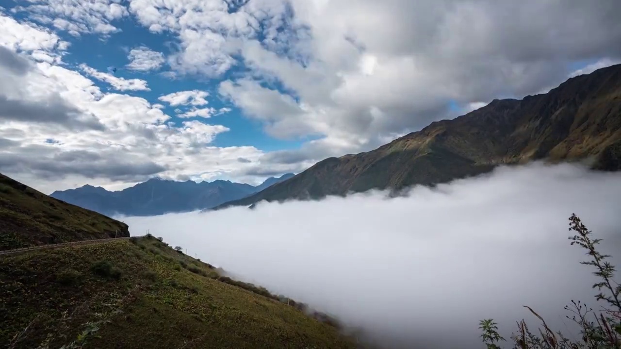 行驶在巴朗山老国道，眼观山间云海腾涌视频素材