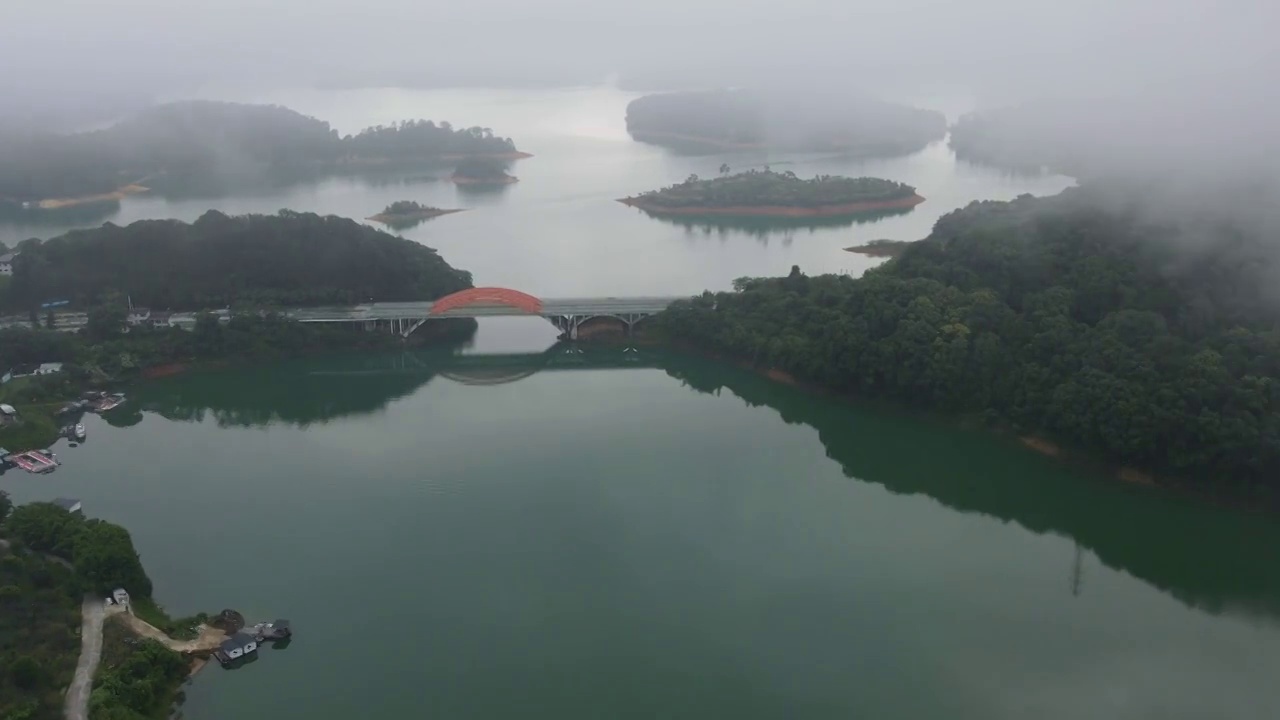 广州市从化区流溪河上彩虹桥晨雾视频素材