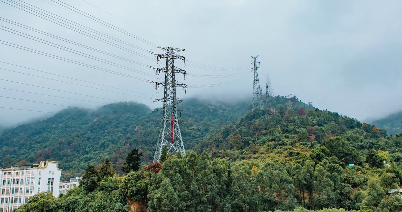 大雾山上高压电线延时视频素材