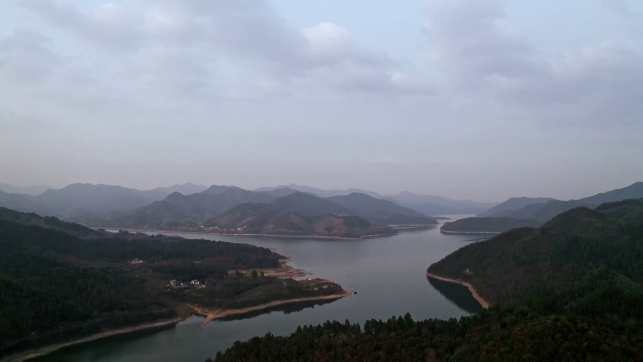 浙江赋石水库沿岸村庄建筑视频素材