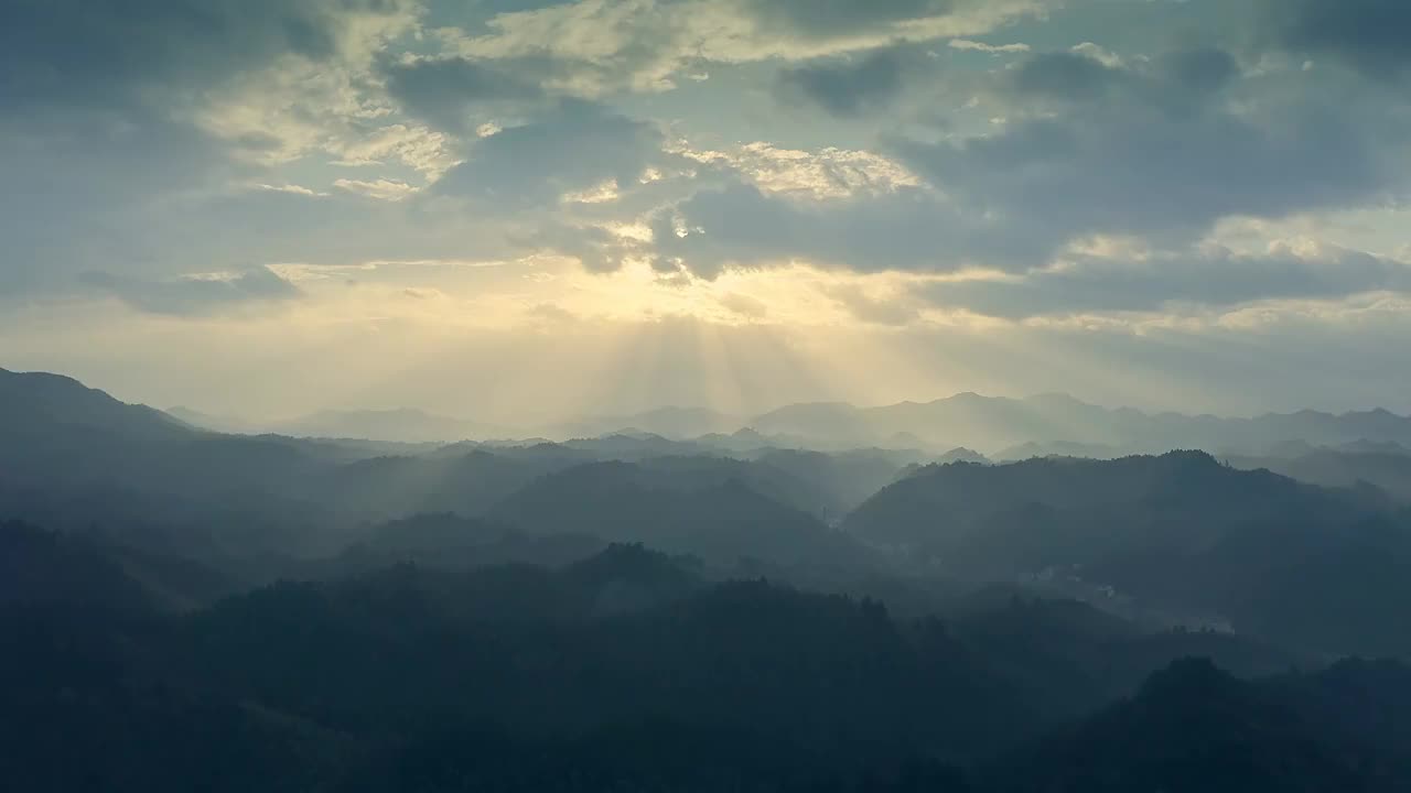 山谷中的村庄视频素材