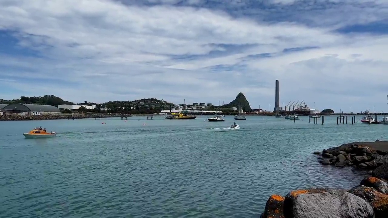 夏日海面上的游船视频素材