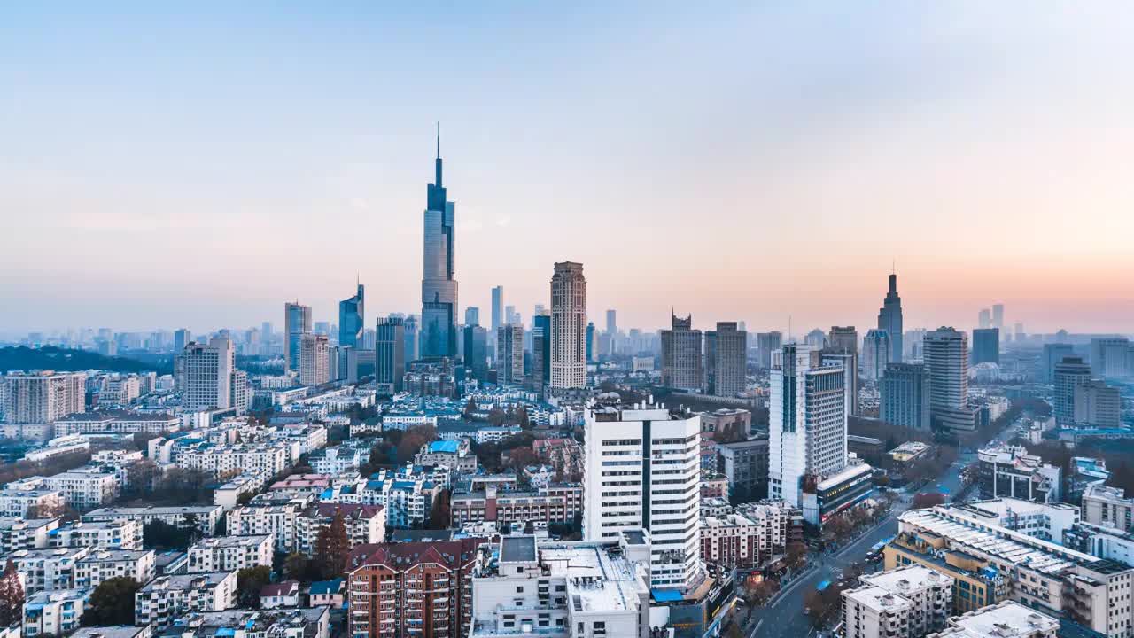 中国江苏南京紫峰大厦和城市天际线日转夜延时摄影视频素材