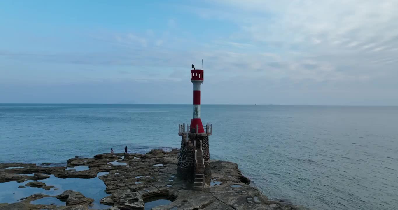 涠洲岛鳄鱼山海滩灯塔视频素材