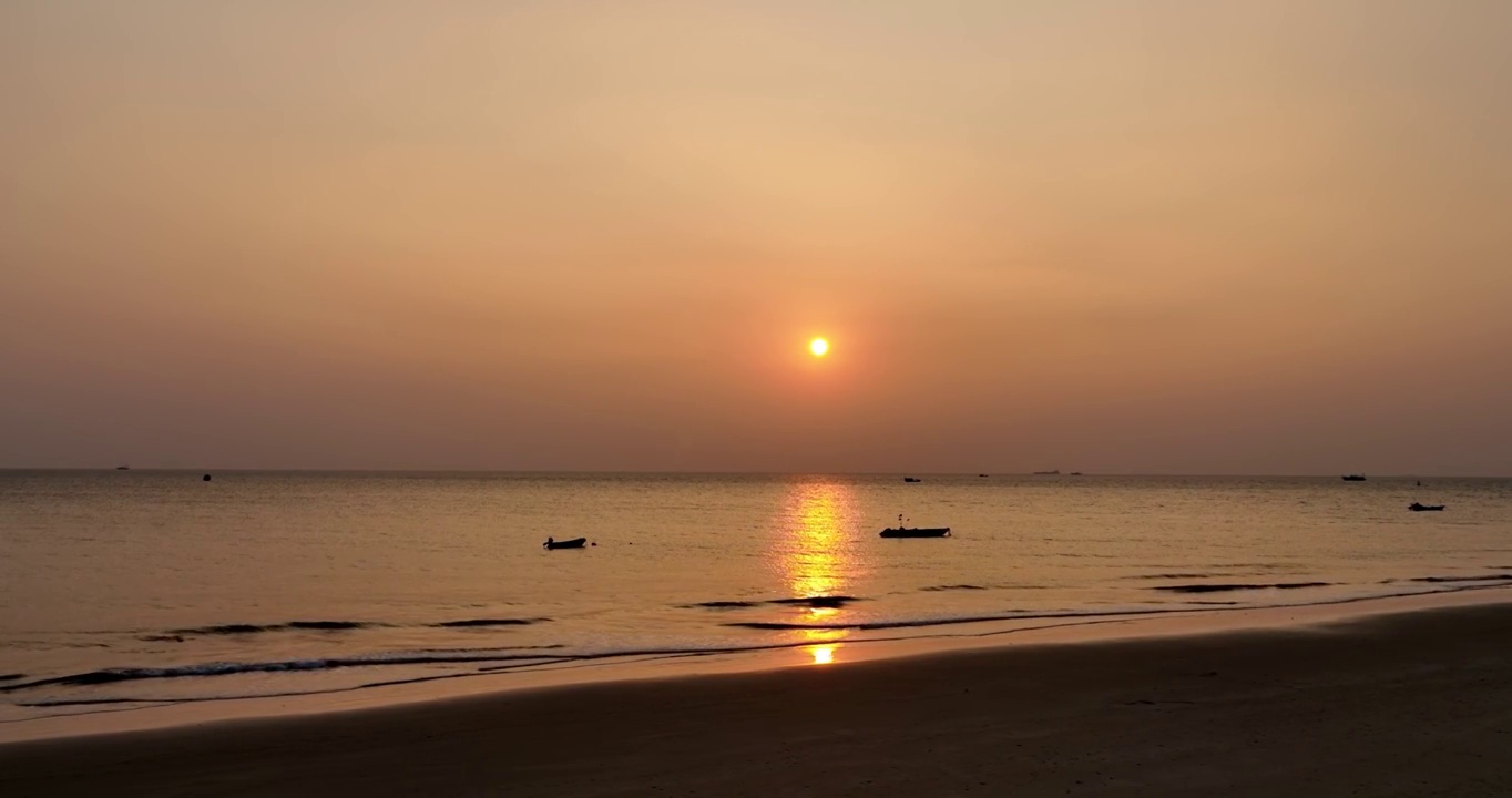 涠洲岛海边夕阳下的小船视频素材