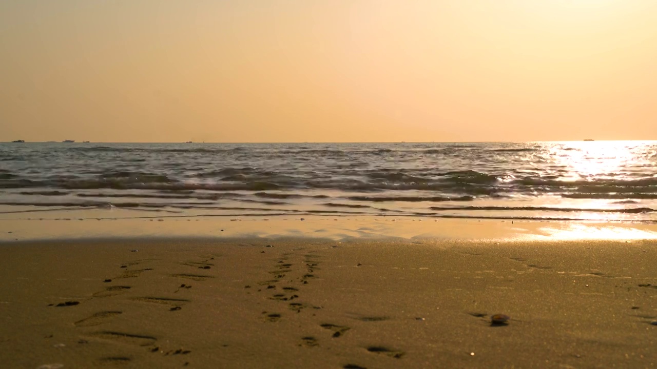 夕阳下的海边沙滩视频素材