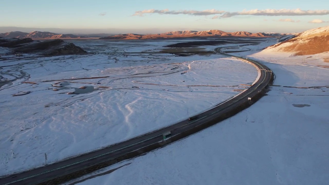 青海果洛州玛多县共玉高速公路雪景旅行雪景风光视频素材