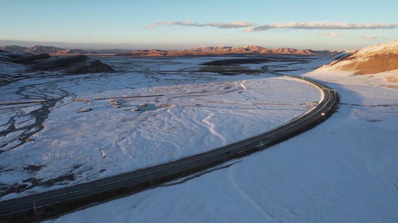 青海果洛州玛多县共玉高速公路雪景旅行雪景风光视频素材