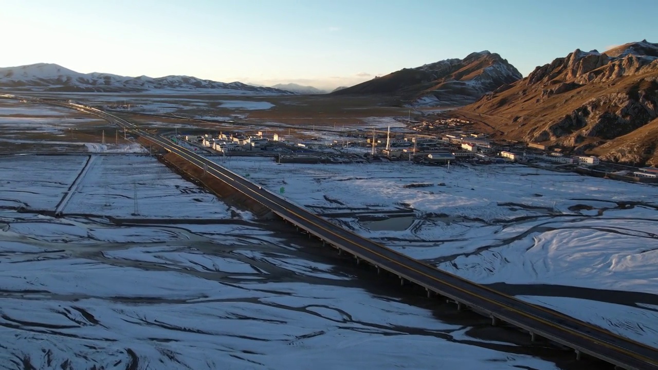 青海果洛州玛多县共玉高速公路雪景旅行雪景风光视频素材