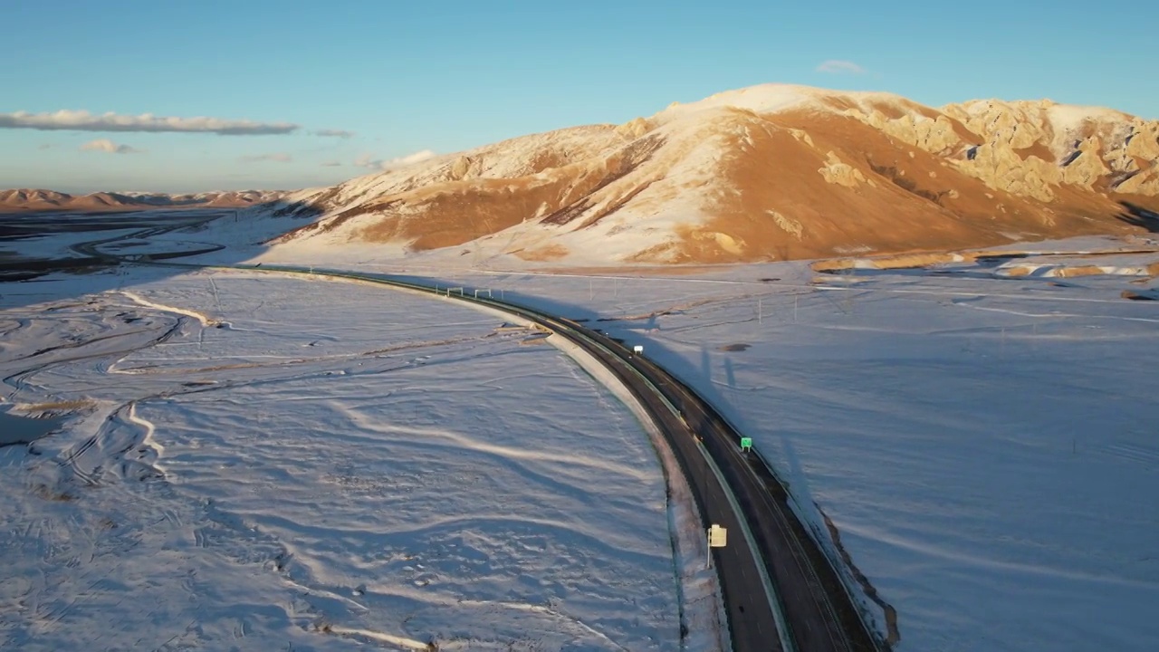 青海果洛州玛多县共玉高速公路雪景旅行雪景风光视频素材