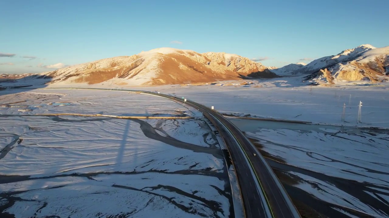 青海果洛州玛多县共玉高速公路雪景旅行雪景风光视频素材