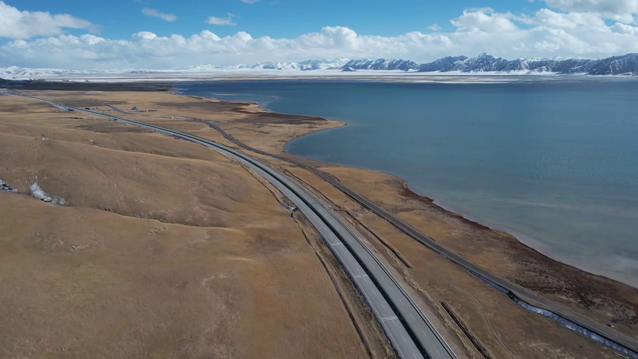 青海德马高速公路冬格措纳湖交通运输自驾游旅行自然风光视频素材