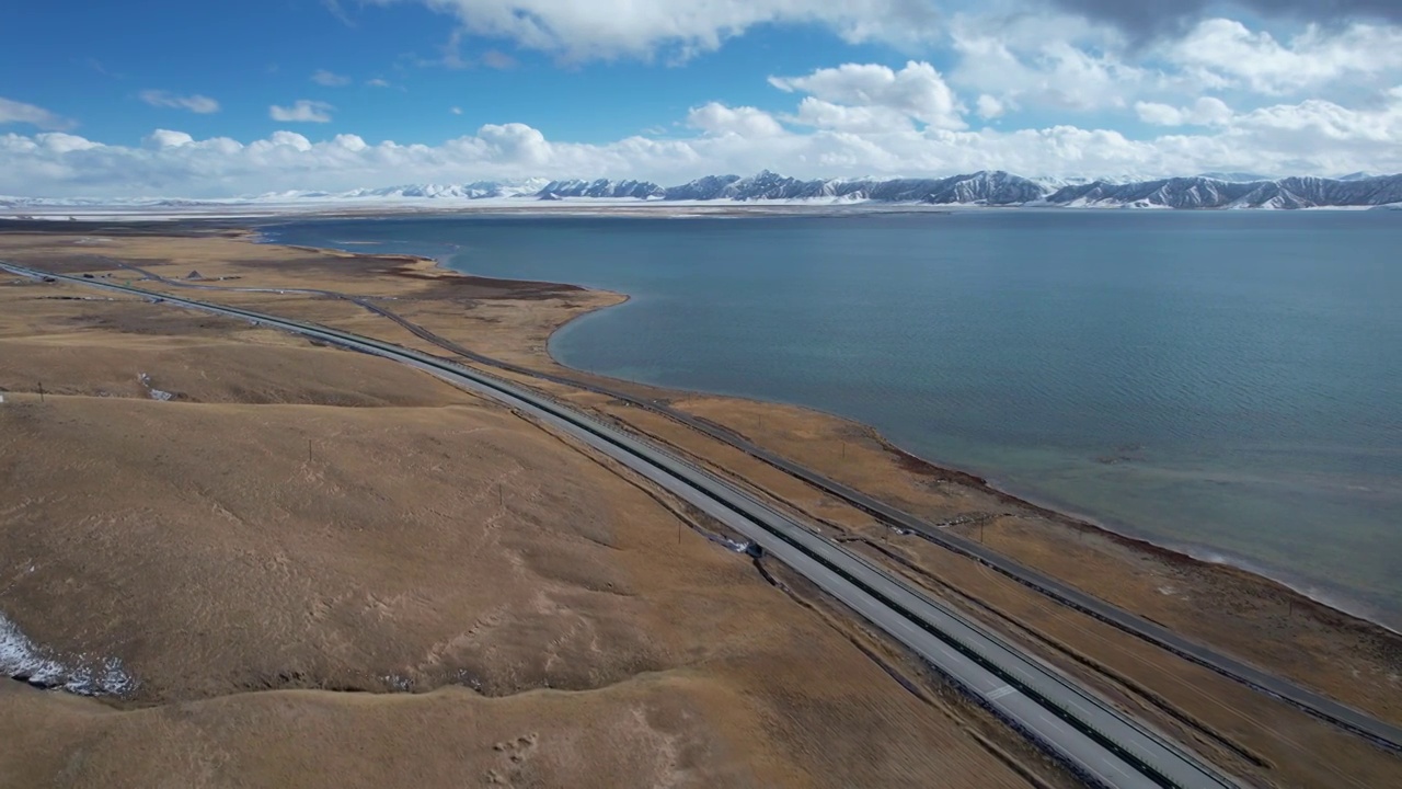 青海德马高速公路冬格措纳湖交通运输自驾游旅行自然风光视频素材