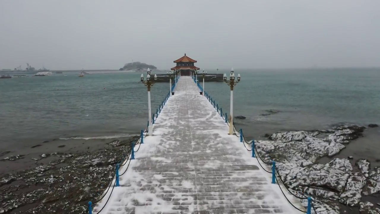 雪中的青岛栈桥视频素材