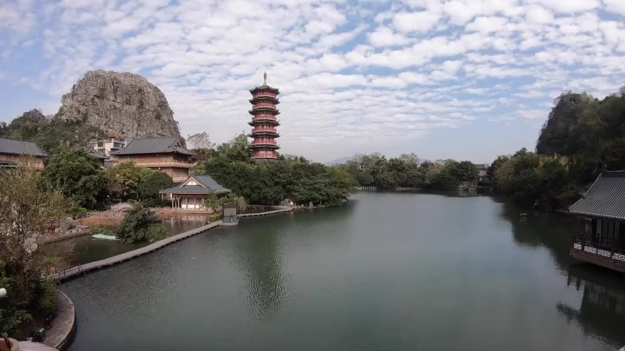 蓝天白云下桂林木龙湖风景区视频素材