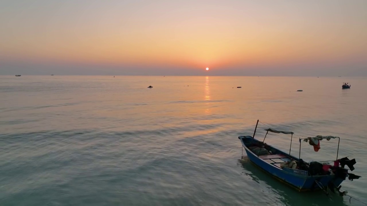 涠洲岛夕阳西下奔向阳光的小船视频素材