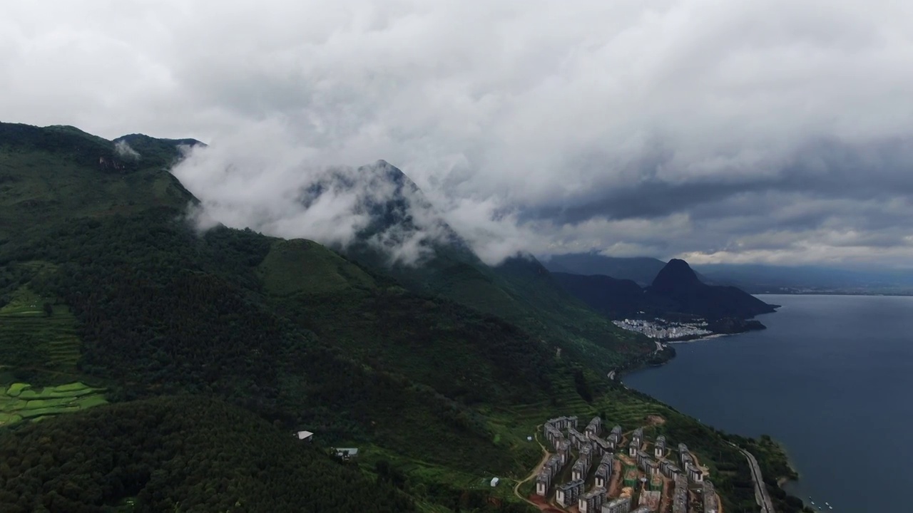 云南抚仙湖畔小镇云彩高山马路709视频素材