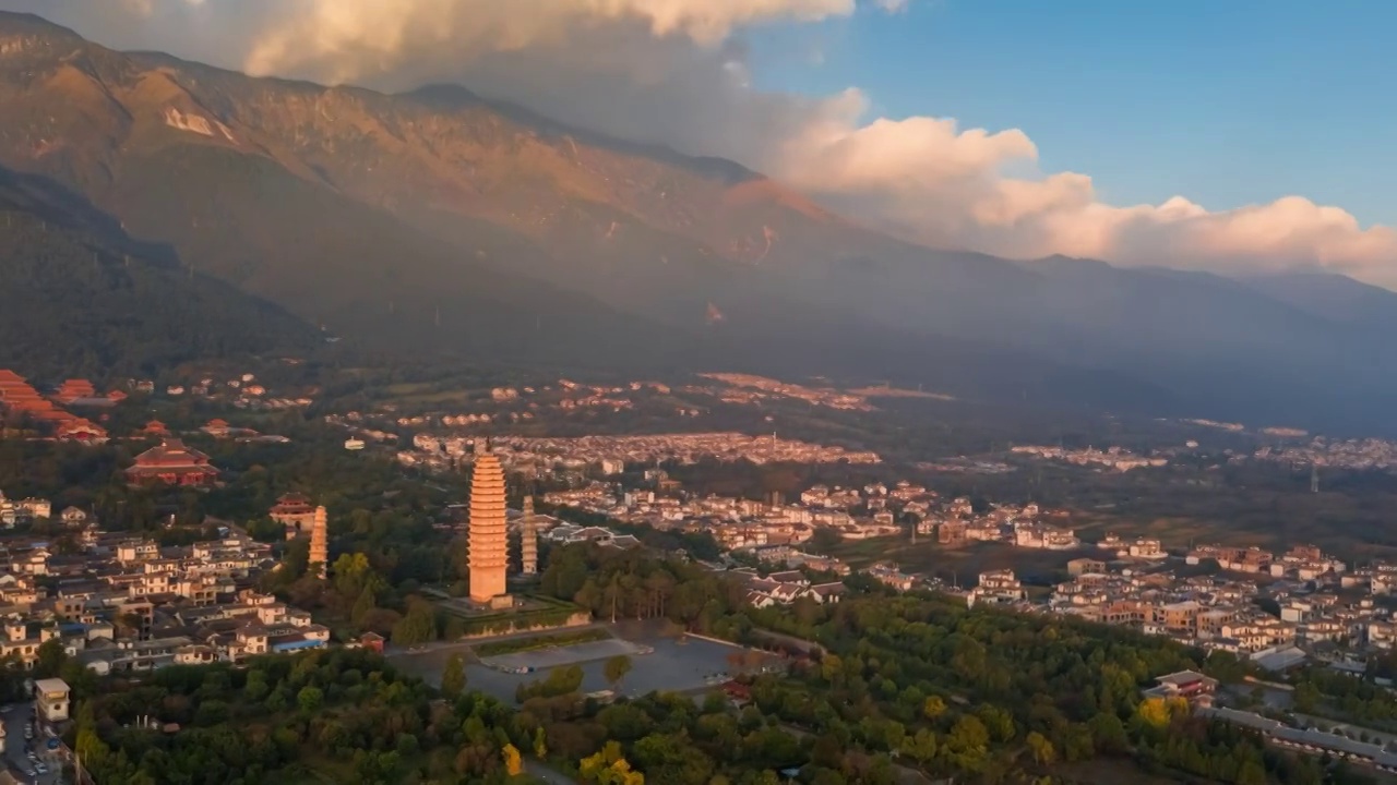 清晨的大理苍山与崇圣寺三塔视频素材