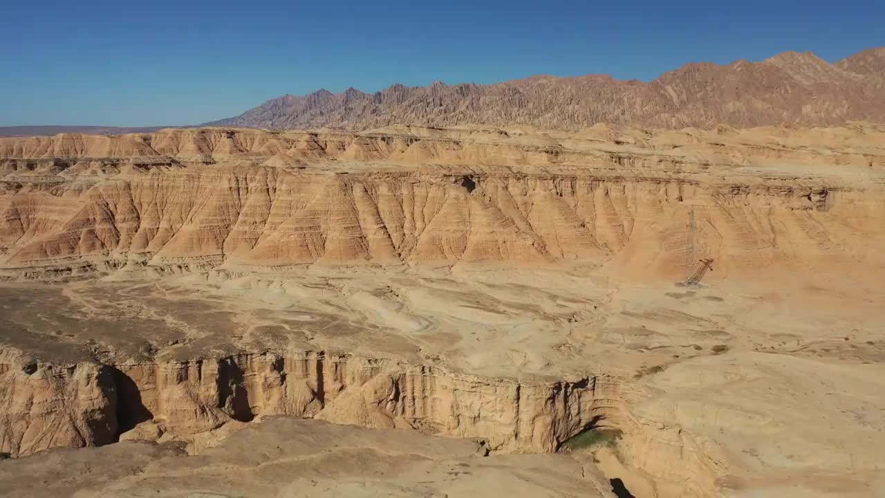 新疆独库公路雅丹地貌自然景观航拍视频素材