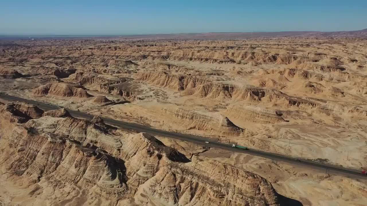 新疆独库公路雅丹地貌自然景观航拍视频素材