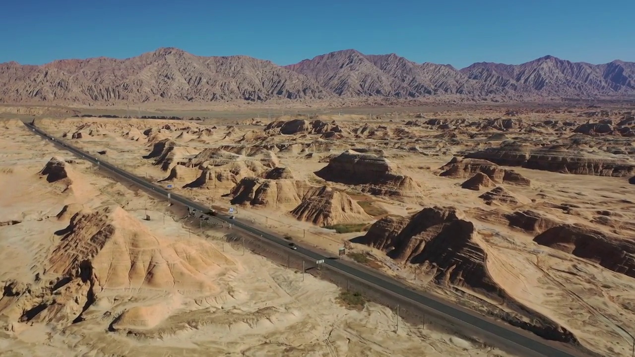 新疆独库公路雅丹地貌自然景观航拍视频素材