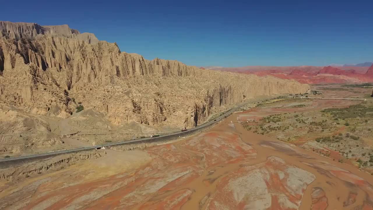 新疆独库公路雅丹地貌自然景观航拍视频素材