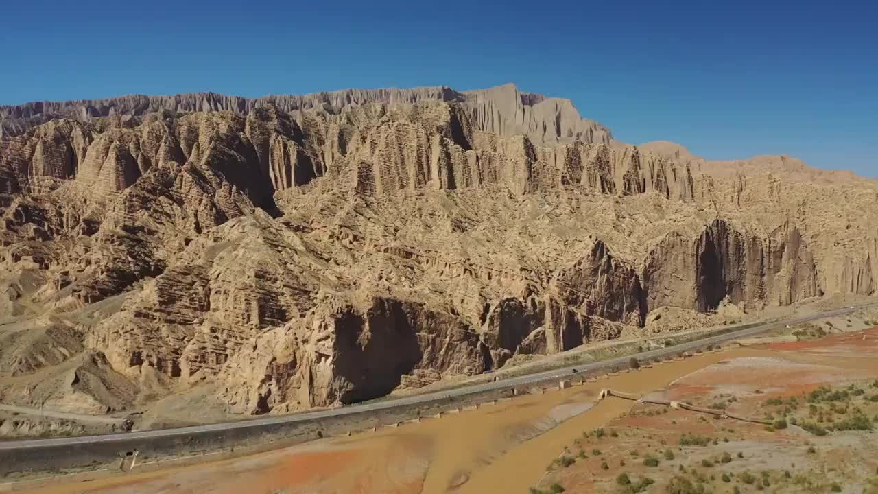 新疆独库公路雅丹地貌自然景观航拍视频素材