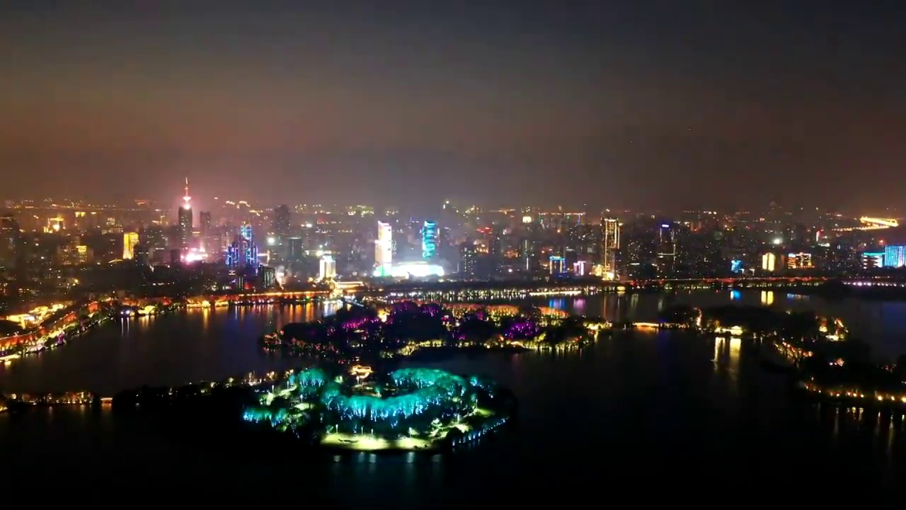 南京玄武湖公园和南京城市天际线的夜景延时风光视频素材