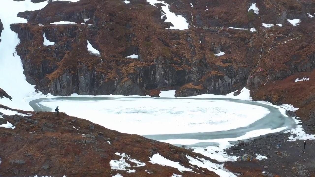 云南省香格里拉梅里雪山雨崩村神湖冬季航拍风光视频素材