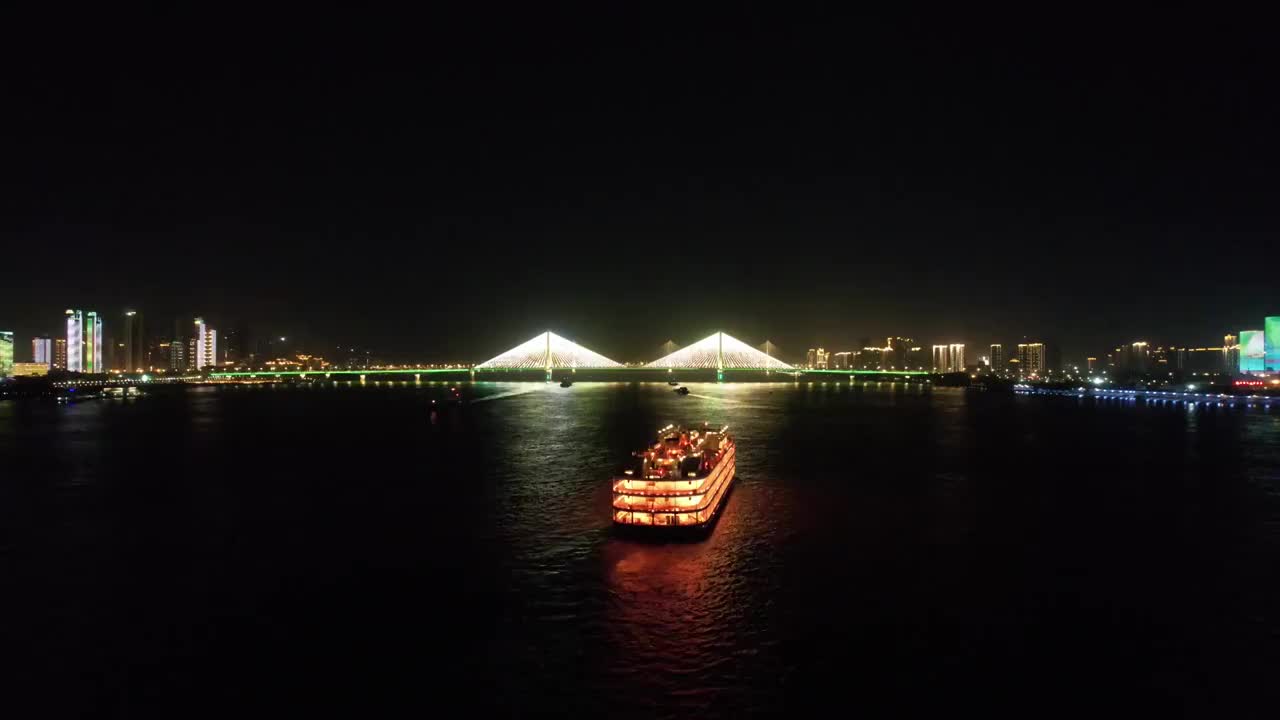 武汉长江旅游豪华游轮知音号夜景视频素材