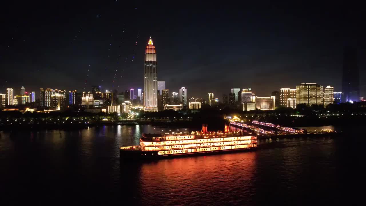 武汉长江旅游豪华游轮知音号夜景视频素材