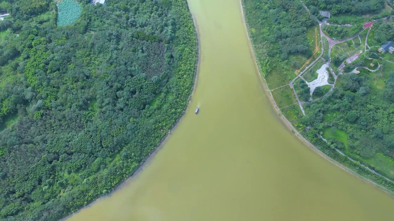 航拍成都清澈的蓝天白云青龙湖湿地公园城市水域视频素材